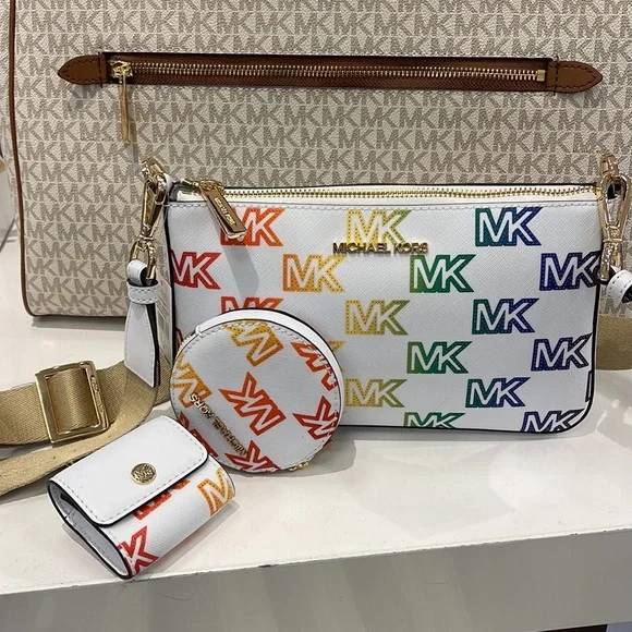 MICHAEL KORS
Jet Set Logo Crossbody Bag with Case for Apple
AirPods Pro

NWT - Picture 7 of 16